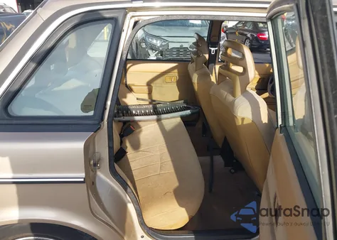 1990 Volvo 240 Dl z USA, uszkodzony, nr VIN YV1AA8846L1395981